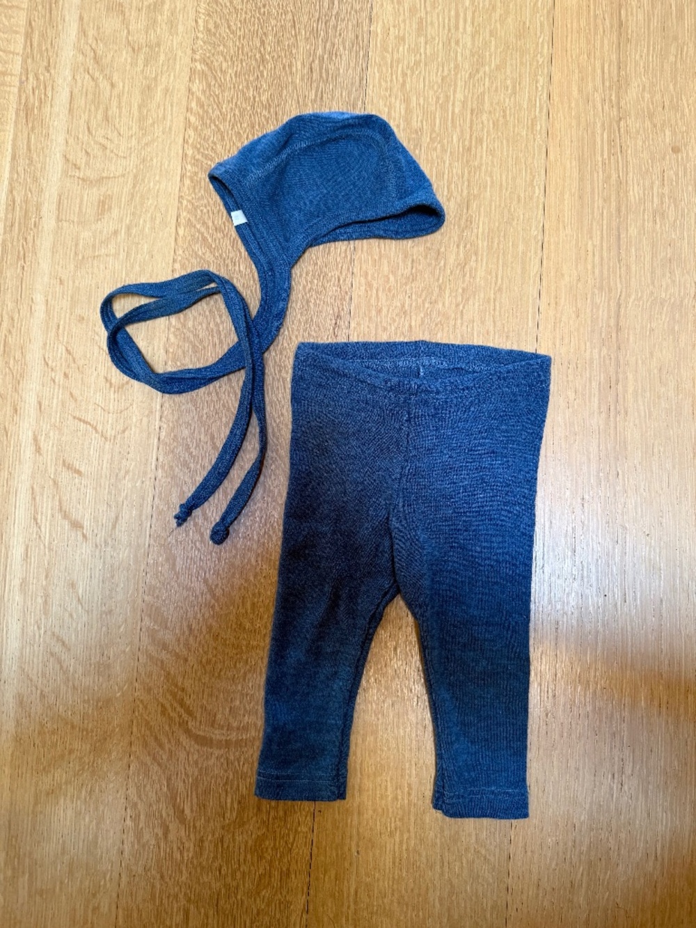 SISKIN Wool-Silk Baby leggings and bonnet